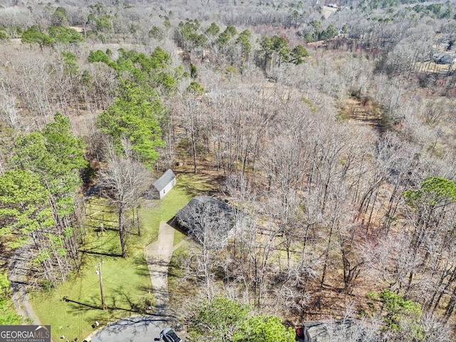 birds eye view of property featuring a forest view