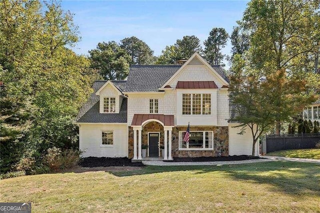 view of front of house featuring a front lawn