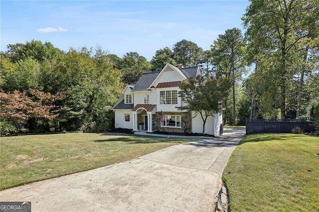 view of front of home featuring a front lawn