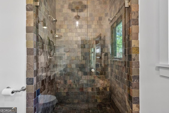 bathroom featuring a tile shower