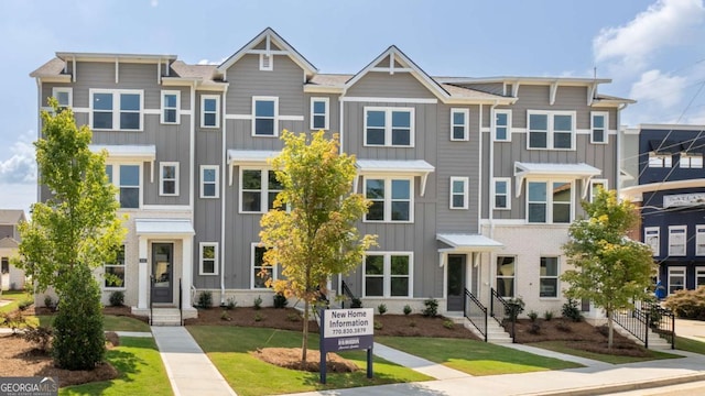 townhome / multi-family property featuring a front yard