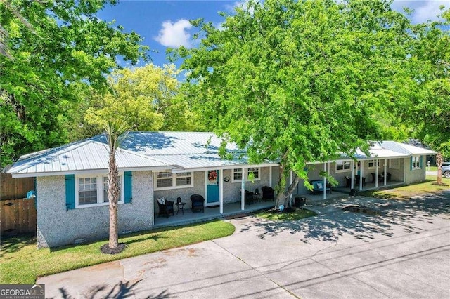 view of front of property featuring a front yard