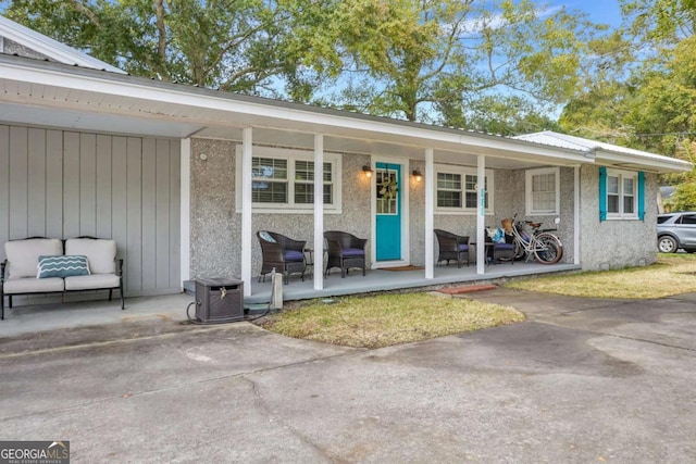 ranch-style house featuring covered porch