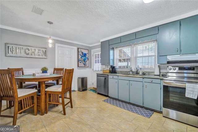 kitchen with sink, ornamental molding, a textured ceiling, appliances with stainless steel finishes, and decorative light fixtures