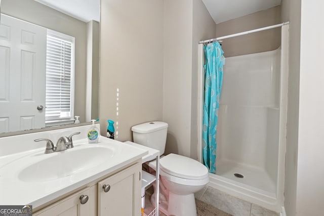 bathroom featuring curtained shower, plenty of natural light, vanity, and toilet