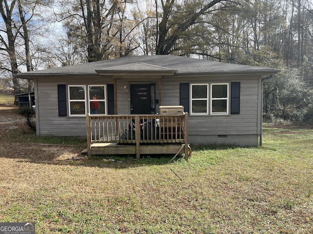 view of front of property with a front lawn