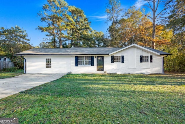 ranch-style home featuring a front lawn