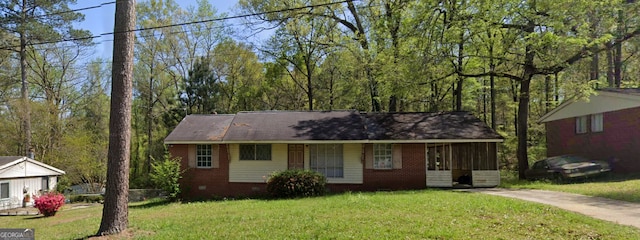 view of front of house featuring a front yard