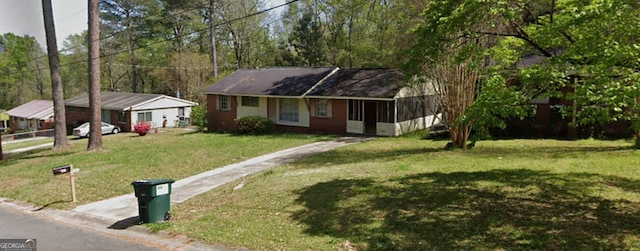 single story home with a front yard