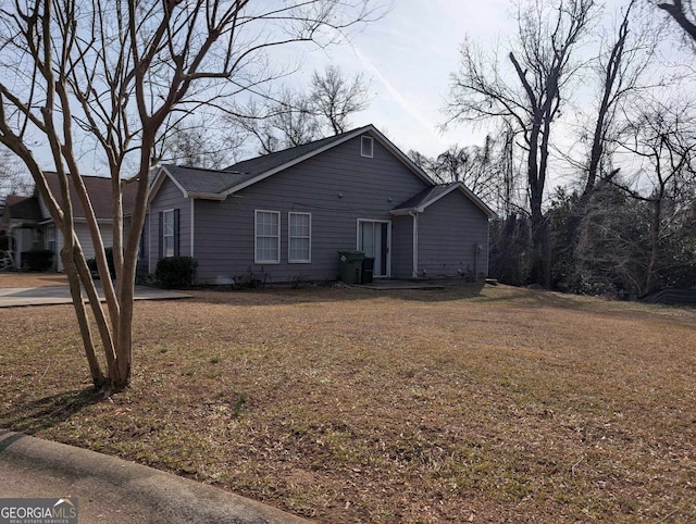 single story home with a front yard