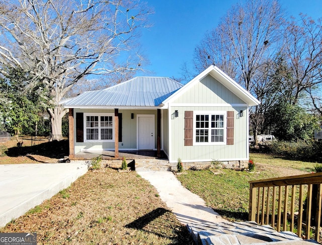 view of front of property featuring covered porch and a front yard