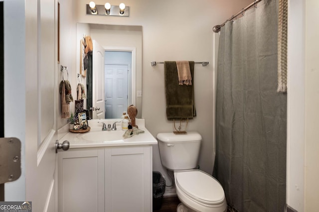 full bathroom with curtained shower, toilet, and vanity