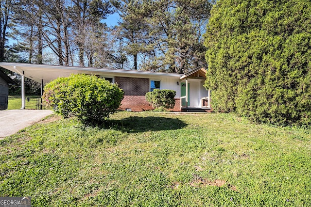 view of front of home with a carport and a front yard