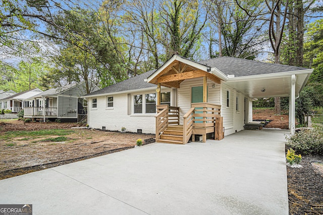 view of front facade featuring a carport