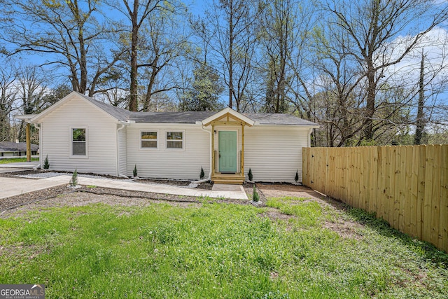 ranch-style house with a front yard