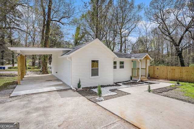 view of front facade featuring a carport