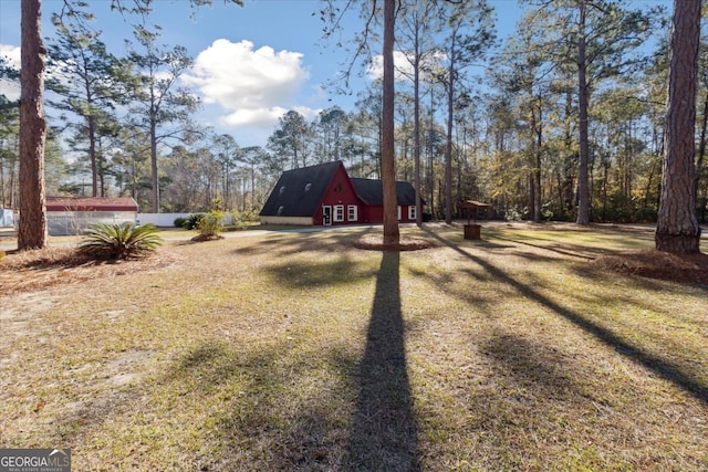 view of yard with a barn