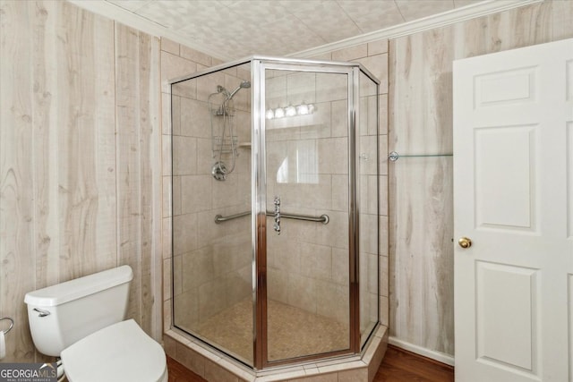 full bath with toilet, a stall shower, and crown molding