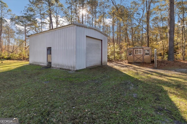 view of outdoor structure featuring driveway and an outdoor structure