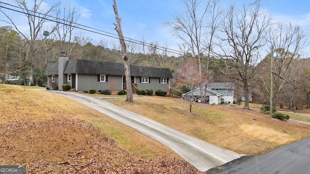 view of front of home with a front lawn