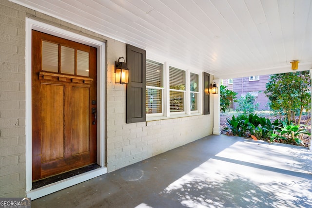 doorway to property featuring covered porch