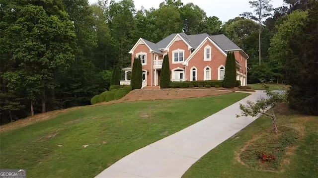 view of front of home featuring a front yard