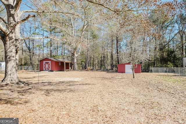 view of yard featuring an outdoor structure