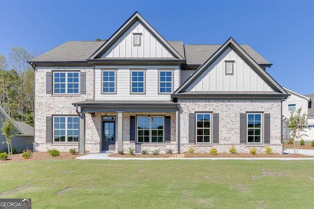 craftsman inspired home featuring a front yard