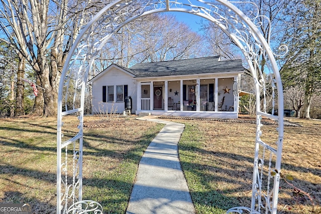 single story home featuring covered porch and a front yard