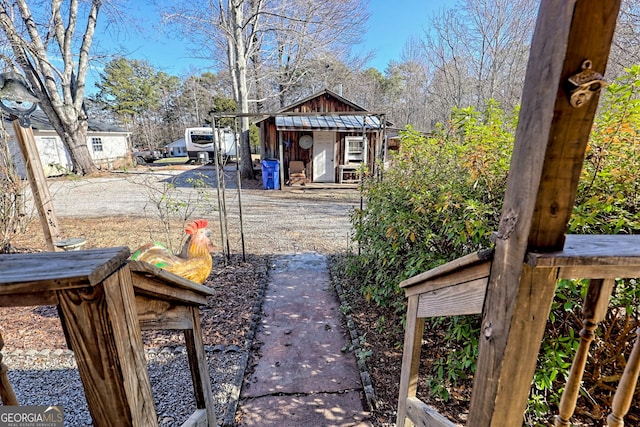 view of yard featuring a shed