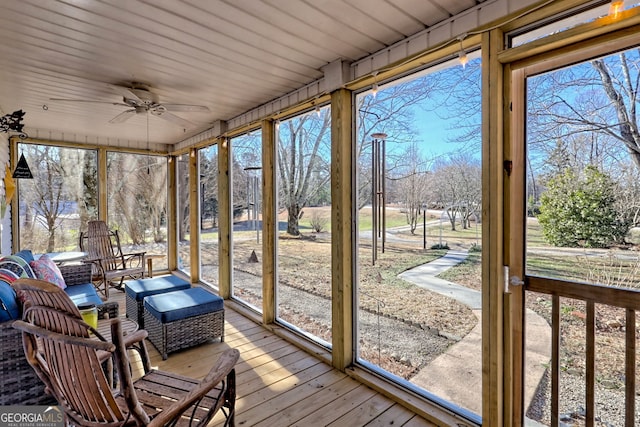 sunroom with ceiling fan