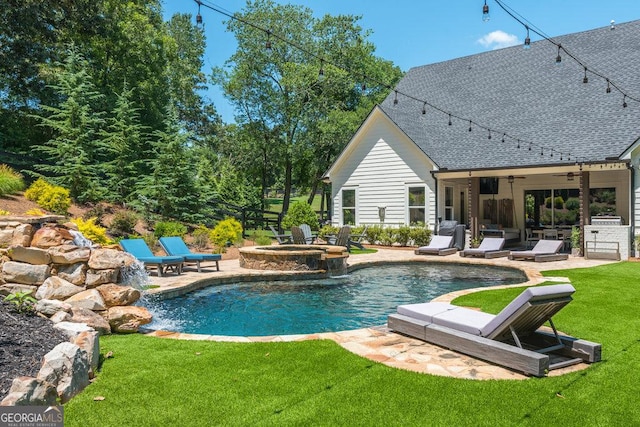 view of swimming pool featuring an in ground hot tub, ceiling fan, a patio area, and a lawn