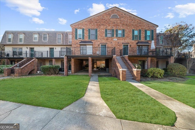 view of property featuring a carport and a front lawn