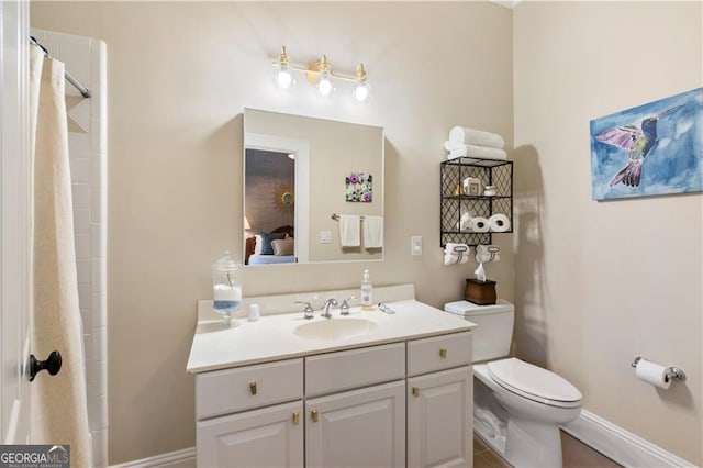 bathroom featuring a shower with curtain, vanity, and toilet