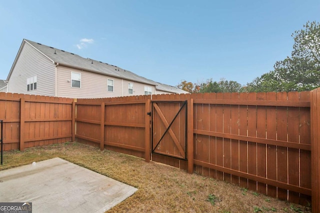 view of yard with a patio area