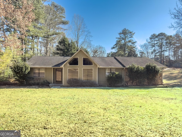 ranch-style home featuring a front lawn