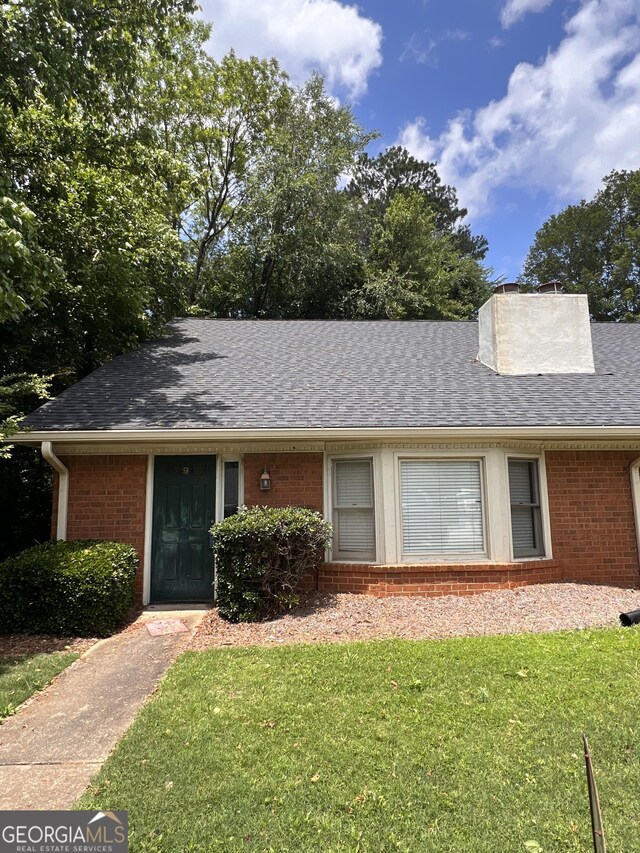 single story home with a front yard