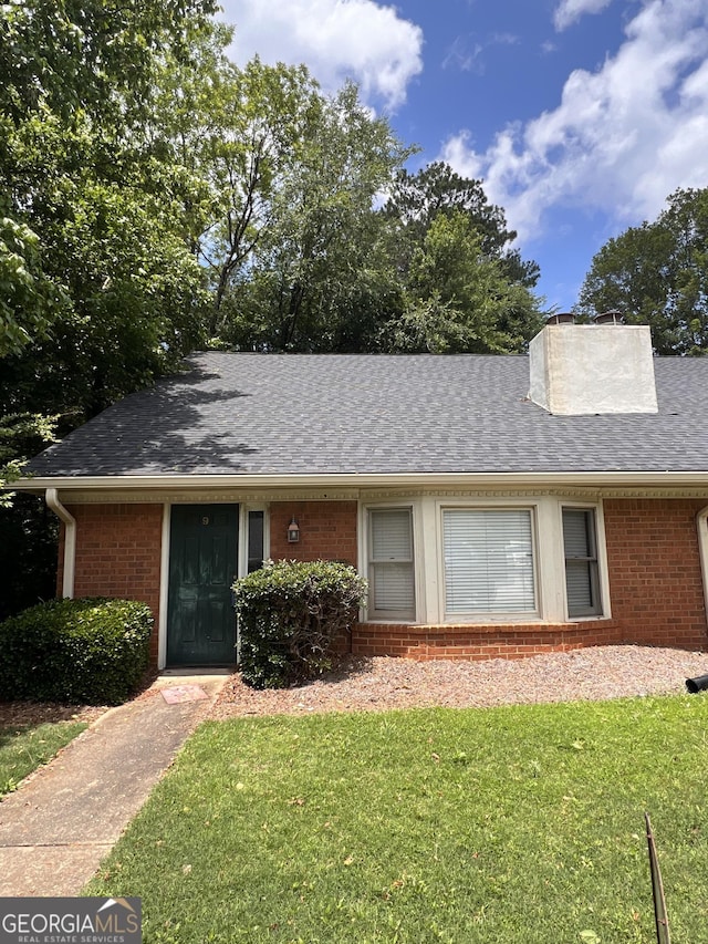 single story home with a front lawn