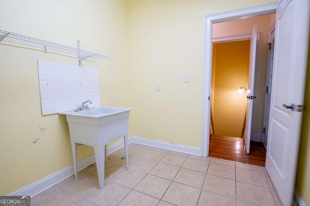 laundry area featuring light tile patterned flooring