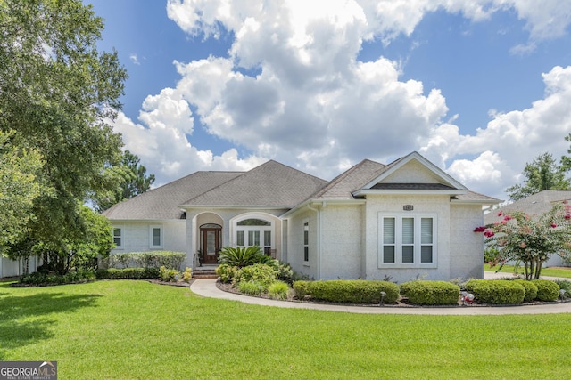 view of front of home featuring a front yard