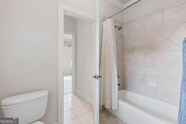 bathroom featuring tile patterned floors, shower / bath combo with shower curtain, ornamental molding, and toilet