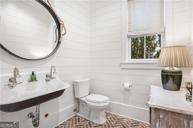 bathroom featuring sink and toilet