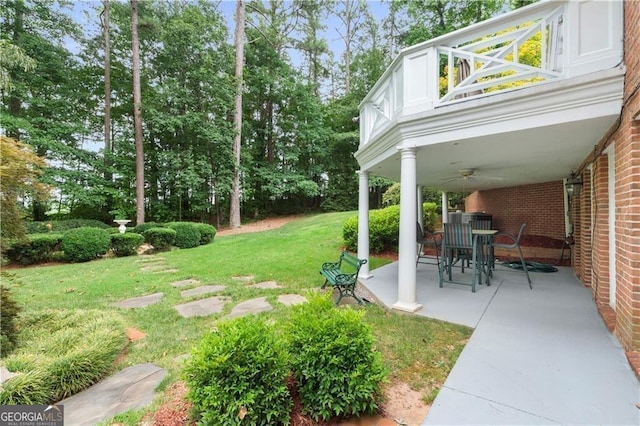 view of yard featuring ceiling fan