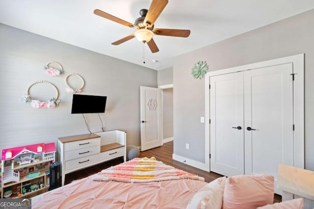 bedroom featuring ceiling fan, dark wood-type flooring, and a closet