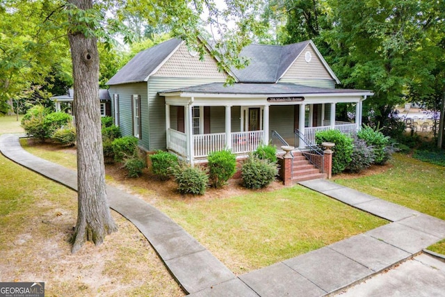 view of front facade featuring covered porch and a front lawn