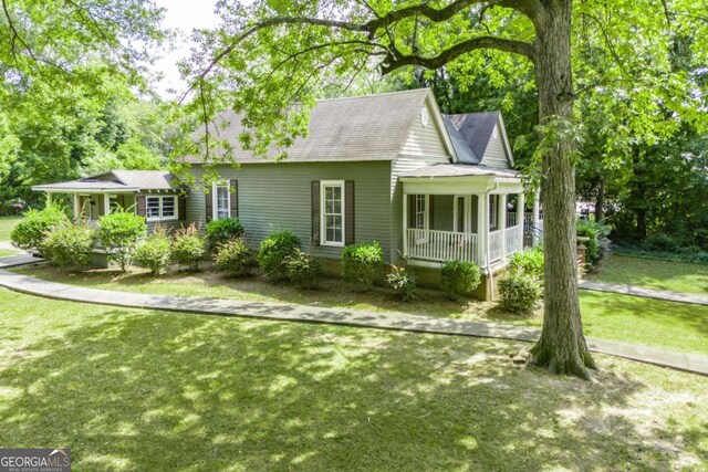 view of front facade with covered porch and a front yard