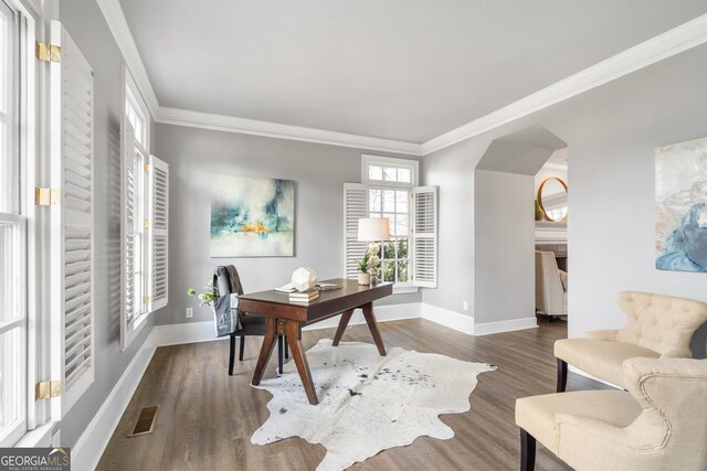 stairs featuring carpet flooring, crown molding, plenty of natural light, and a notable chandelier