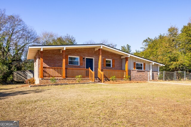 single story home featuring a front lawn