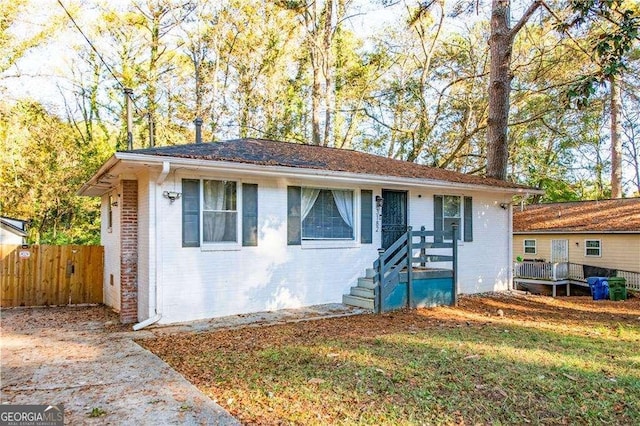 view of front of house featuring a front lawn