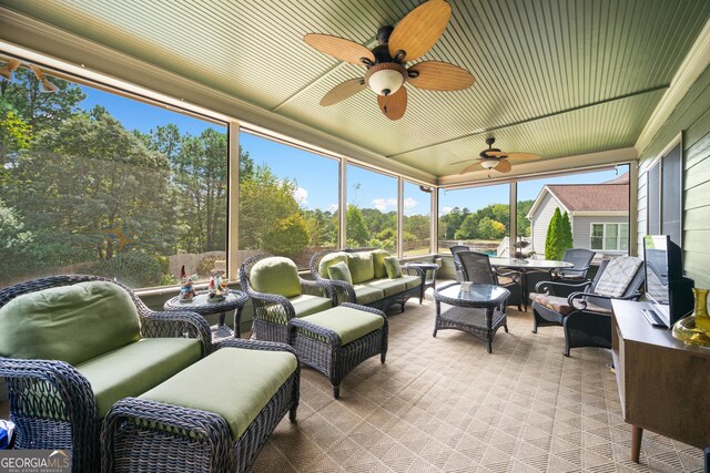 sunroom with ceiling fan